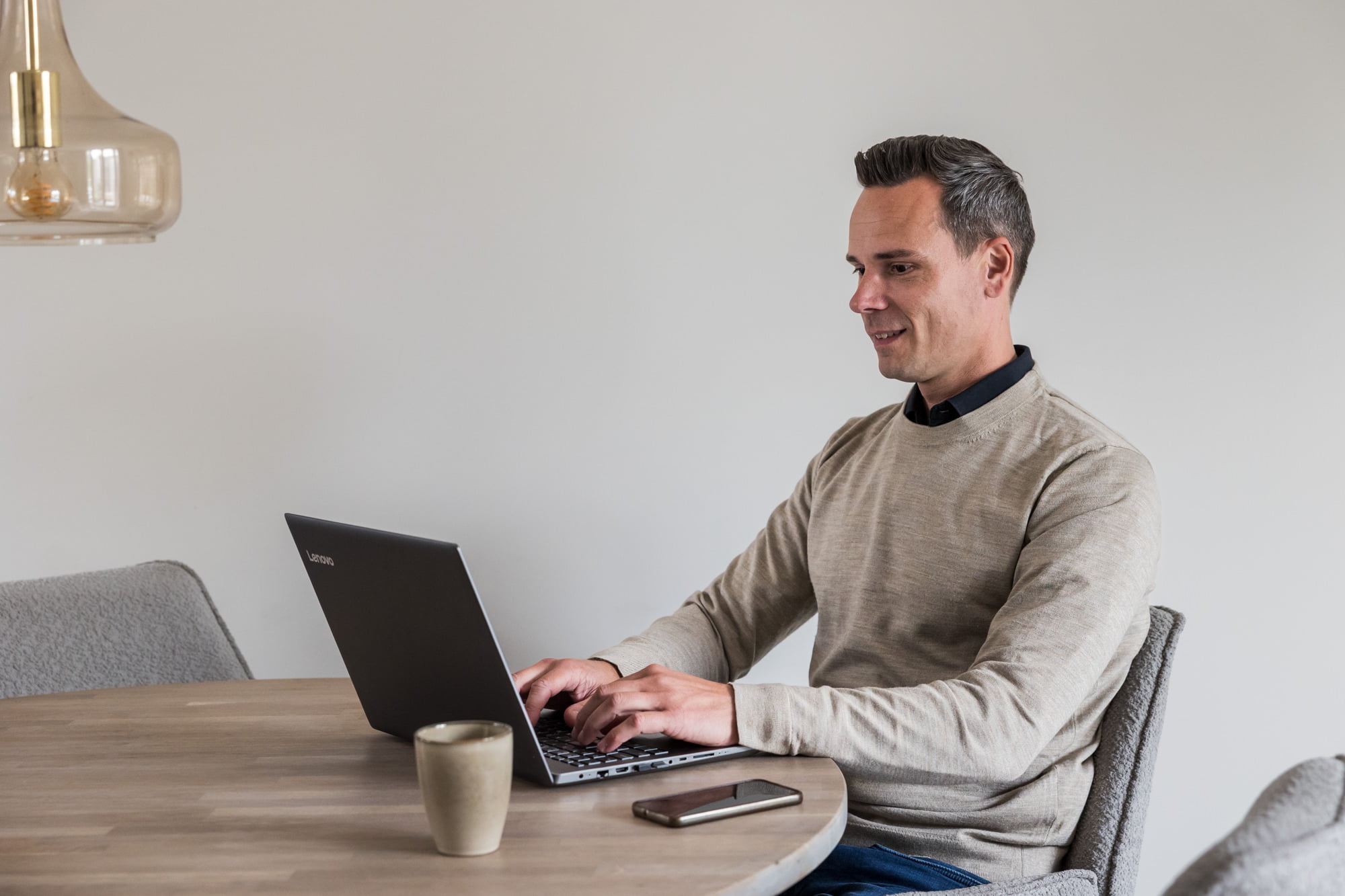 Adviseur van Prospera Vermogensadvies werkt aan zijn laptop in Apeldoorn